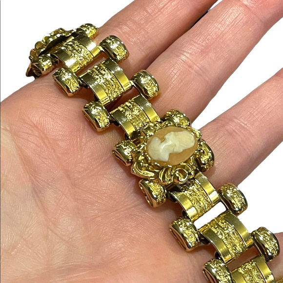 Vintage 1950s Gold shell Cameo Book chain link Fancy bracelet Stunning etching - Picture 5 of 13